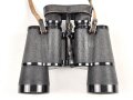 Dienstglas 7 x 50 Wehrmacht, im Behälter. Das Glas in sehr gutem Zustand, Hersteller rln für Zeiss Jena ab 1944, Glasklare Durchsicht, keine Strichplatte. Der Behälter aus Ersatzmaterial zugehörig, innen gelb.