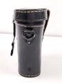 Dienstglas 7 x 50 Wehrmacht, im Behälter. Das Glas in sehr gutem Zustand, Hersteller rln für Zeiss Jena ab 1944, Glasklare Durchsicht, keine Strichplatte. Der Behälter aus Ersatzmaterial zugehörig, innen gelb.