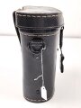 Dienstglas 7 x 50 Wehrmacht, im Behälter. Das Glas in sehr gutem Zustand, Hersteller rln für Zeiss Jena ab 1944, Glasklare Durchsicht, keine Strichplatte. Der Behälter aus Ersatzmaterial zugehörig, innen gelb.