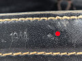 Dienstglas 7 x 50 Wehrmacht, im Behälter. Das Glas in sehr gutem Zustand, Hersteller rln für Zeiss Jena ab 1944, Glasklare Durchsicht, keine Strichplatte. Der Behälter aus Ersatzmaterial zugehörig, innen gelb.