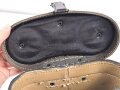 Dienstglas 7 x 50 Wehrmacht, im Behälter. Das Glas in sehr gutem Zustand, Hersteller rln für Zeiss Jena ab 1944, Glasklare Durchsicht, keine Strichplatte. Der Behälter aus Ersatzmaterial zugehörig, innen gelb.