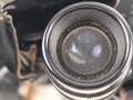 Dienstglas 7 x 50 Wehrmacht, im Behälter. Das Glas in sehr gutem Zustand, Hersteller rln für Zeiss Jena ab 1944, Glasklare Durchsicht, keine Strichplatte. Der Behälter aus Ersatzmaterial zugehörig, innen gelb.