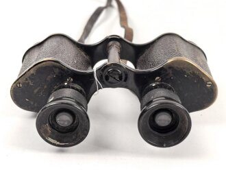 Doppelfernrohr 6 x 30 ohne Bezeichnung. Audf der Vorderseite ein Pfeil der sehr dem "Broad Arrow" der britischen Streitkräfte ähnelt. Klare Durchsicht