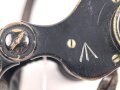 Doppelfernrohr 6 x 30 ohne Bezeichnung. Audf der Vorderseite ein Pfeil der sehr dem "Broad Arrow" der britischen Streitkräfte ähnelt. Klare Durchsicht