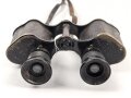Doppelfernrohr 6 x 30 ohne Bezeichnung. Audf der Vorderseite ein Pfeil der sehr dem "Broad Arrow" der britischen Streitkräfte ähnelt. Klare Durchsicht