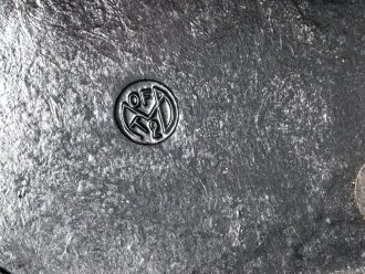 Behälter zum Dienstglas 6 x 30 der Wehrmacht aus schwarzer Preßmasse. gebraucht, guter Gesamtzustand, mit dem kurzem Teil des Trageriemen