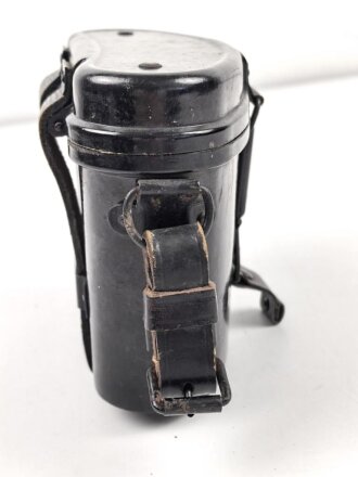Behälter zum Dienstglas 6 x 30 der Wehrmacht aus schwarzer Preßmasse. gebraucht, guter Gesamtzustand, mit dem kurzem Teil des Trageriemen