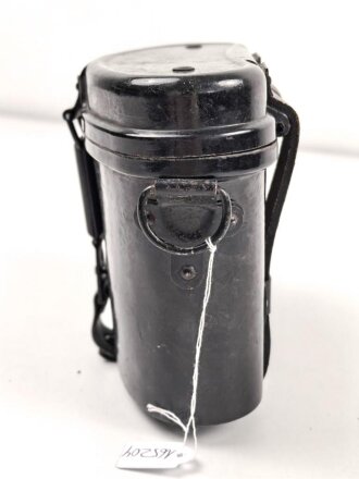 Behälter zum Dienstglas 6 x 30 der Wehrmacht aus schwarzer Preßmasse. gebraucht, guter Gesamtzustand, mit dem kurzem Teil des Trageriemen