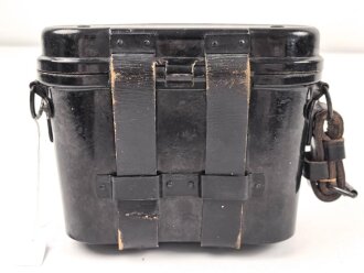 Behälter zum Dienstglas 6 x 30 der Wehrmacht aus schwarzer Preßmasse. gebraucht, guter Gesamtzustand, mit dem kurzem Teil des Trageriemen