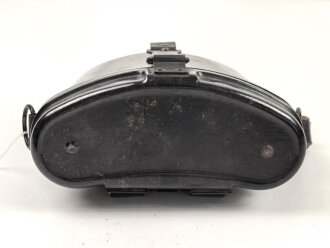 Behälter zum Dienstglas 6 x 30 der Wehrmacht aus schwarzer Preßmasse. gebraucht, guter Gesamtzustand, mit dem kurzem Teil des Trageriemen