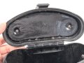 Behälter zum Dienstglas 6 x 30 der Wehrmacht aus schwarzer Preßmasse. gebraucht, guter Gesamtzustand, mit dem kurzem Teil des Trageriemen