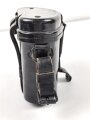 Behälter zum Dienstglas 6 x 30 der Wehrmacht aus schwarzer Preßmasse. gebraucht, guter Gesamtzustand, mit dem kurzem Teil des Trageriemen
