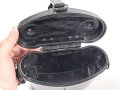 Behälter zum Dienstglas 6 x 30 der Wehrmacht aus schwarzer Preßmasse. gebraucht, guter Gesamtzustand, mit dem kurzem Teil des Trageriemen