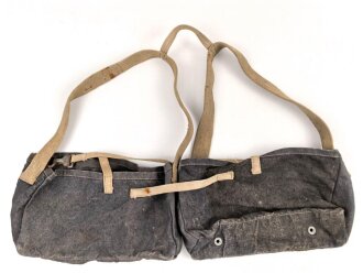 Paar Tragetaschen für Maschinengewehr Gurtkästen ( Patronenkästen ) der Wehrmacht. Getragenes Paar in gutem Gesamtzustand