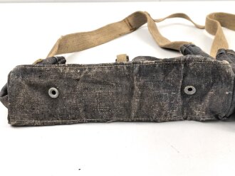 Paar Tragetaschen für Maschinengewehr Gurtkästen ( Patronenkästen ) der Wehrmacht. Getragenes Paar in gutem Gesamtzustand