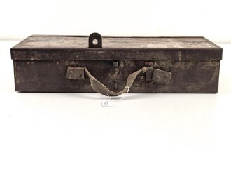 Kasten für MG34 Erdkampfausrüstung . Gehört so in Panzerkampfwagen , die mit dem MG34 mit Kugelblende ausgestattet waren. Mit dem Inhalt des Kasten konnte das MG so zur Infanteriewaffe umgebaut werden.