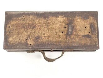 Kasten für MG34 Erdkampfausrüstung . Gehört so in Panzerkampfwagen , die mit dem MG34 mit Kugelblende ausgestattet waren. Mit dem Inhalt des Kasten konnte das MG so zur Infanteriewaffe umgebaut werden.