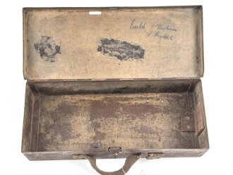 Kasten für MG34 Erdkampfausrüstung . Gehört so in Panzerkampfwagen , die mit dem MG34 mit Kugelblende ausgestattet waren. Mit dem Inhalt des Kasten konnte das MG so zur Infanteriewaffe umgebaut werden.