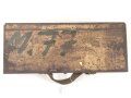 Kasten für MG34 Erdkampfausrüstung . Gehört so in Panzerkampfwagen , die mit dem MG34 mit Kugelblende ausgestattet waren. Mit dem Inhalt des Kasten konnte das MG so zur Infanteriewaffe umgebaut werden.