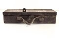 Kasten für MG34 Erdkampfausrüstung . Gehört so in Panzerkampfwagen , die mit dem MG34 mit Kugelblende ausgestattet waren. Mit dem Inhalt des Kasten konnte das MG so zur Infanteriewaffe umgebaut werden.