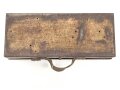 Kasten für MG34 Erdkampfausrüstung . Gehört so in Panzerkampfwagen , die mit dem MG34 mit Kugelblende ausgestattet waren. Mit dem Inhalt des Kasten konnte das MG so zur Infanteriewaffe umgebaut werden.