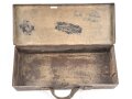 Kasten für MG34 Erdkampfausrüstung . Gehört so in Panzerkampfwagen , die mit dem MG34 mit Kugelblende ausgestattet waren. Mit dem Inhalt des Kasten konnte das MG so zur Infanteriewaffe umgebaut werden.
