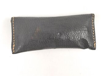 Reinigungstuch für optisches Gerät der Wehrmacht, in Kunstlederhülle