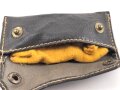 Reinigungstuch für optisches Gerät der Wehrmacht, in Kunstlederhülle