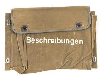 Tasche für " Beschreibungen" in Kraftfahrzeug der Wehrmacht. Maße etwa 26 x 37cm