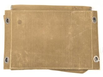 Tasche für " Beschreibungen" in Kraftfahrzeug der Wehrmacht. Maße etwa 26 x 37cm