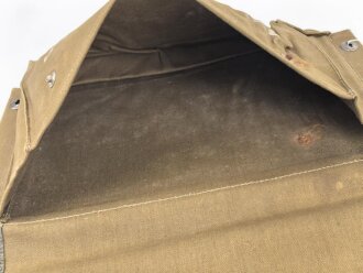 Tasche für " Beschreibungen" in Kraftfahrzeug der Wehrmacht. Maße etwa 26 x 37cm