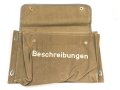 Tasche für " Beschreibungen" in Kraftfahrzeug der Wehrmacht. Maße etwa 26 x 37cm