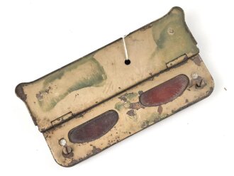 Teil eines "Notek" Kraftfahrzeug Rücklicht zum Nachtmarschgerät der Wehrmacht. Originallack