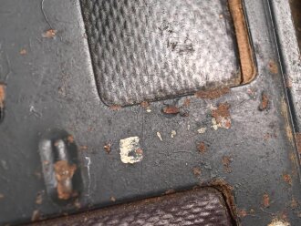Teil eines "Notek" Kraftfahrzeug Rücklicht zum Nachtmarschgerät der Wehrmacht. Originallack