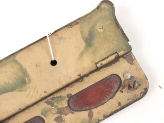 Teil eines "Notek" Kraftfahrzeug Rücklicht zum Nachtmarschgerät der Wehrmacht. Originallack