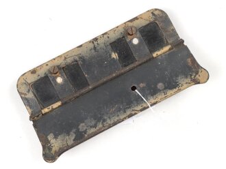 Teil eines "Notek" Kraftfahrzeug Rücklicht zum Nachtmarschgerät der Wehrmacht. Originallack