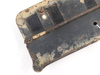 Teil eines "Notek" Kraftfahrzeug Rücklicht zum Nachtmarschgerät der Wehrmacht. Originallack