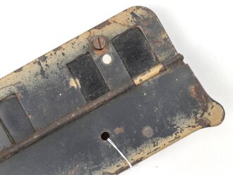 Teil eines "Notek" Kraftfahrzeug Rücklicht zum Nachtmarschgerät der Wehrmacht. Originallack
