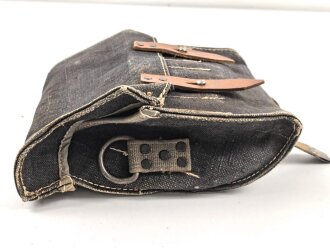 Tasche für Signalpatronen zur Leuchtpistole 42 der Wehrmacht. Ungetragenes Stück in sehr gutem Gesamtzustand, blaues Webleinen