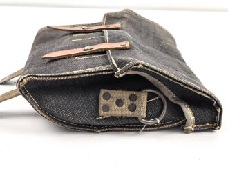 Tasche für Signalpatronen zur Leuchtpistole 42 der Wehrmacht. Ungetragenes Stück in sehr gutem Gesamtzustand, blaues Webleinen