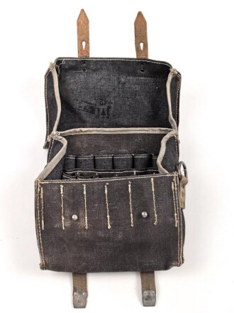 Tasche für Signalpatronen zur Leuchtpistole 42 der Wehrmacht. Ungetragenes Stück in sehr gutem Gesamtzustand, blaues Webleinen