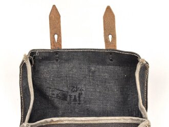 Tasche für Signalpatronen zur Leuchtpistole 42 der Wehrmacht. Ungetragenes Stück in sehr gutem Gesamtzustand, blaues Webleinen