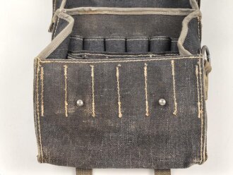 Tasche für Signalpatronen zur Leuchtpistole 42 der Wehrmacht. Ungetragenes Stück in sehr gutem Gesamtzustand, blaues Webleinen