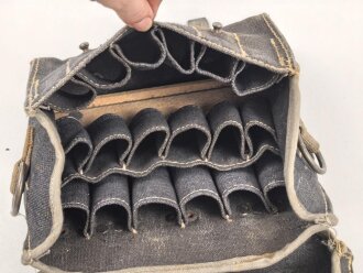 Tasche für Signalpatronen zur Leuchtpistole 42 der Wehrmacht. Ungetragenes Stück in sehr gutem Gesamtzustand, blaues Webleinen