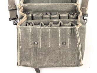 Tasche für Signalpatronen zur Leuchtpistole 42 der Wehrmacht. Ungetragenes Stück in sehr gutem Gesamtzustand,  Webleinen mit zugehörigem Trageriemen