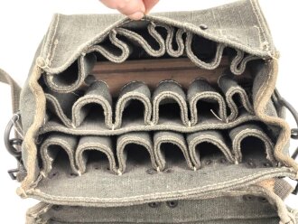 Tasche für Signalpatronen zur Leuchtpistole 42 der Wehrmacht. Ungetragenes Stück in sehr gutem Gesamtzustand,  Webleinen mit zugehörigem Trageriemen