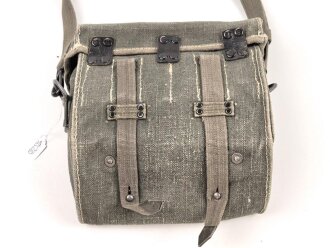 Tasche für Signalpatronen zur Leuchtpistole 42 der Wehrmacht. Ungetragenes Stück in sehr gutem Gesamtzustand,  Webleinen mit zugehörigem Trageriemen
