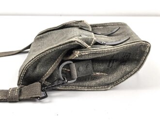 Tasche für Signalpatronen zur Leuchtpistole 42 der Wehrmacht. Ungetragenes Stück in sehr gutem Gesamtzustand,  Webleinen mit zugehörigem Trageriemen
