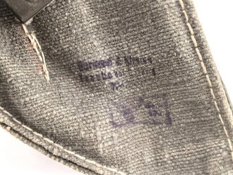 Tasche für Signalpatronen zur Leuchtpistole 42 der Wehrmacht. Ungetragenes Stück in sehr gutem Gesamtzustand,  Webleinen mit zugehörigem Trageriemen