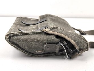 Tasche für Signalpatronen zur Leuchtpistole 42 der Wehrmacht. Ungetragenes Stück in sehr gutem Gesamtzustand,  Webleinen mit zugehörigem Trageriemen